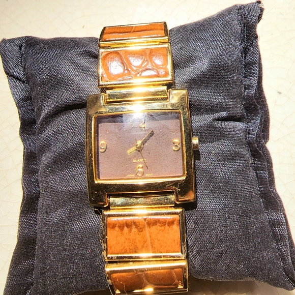 Super unique stretch pebble leather panel and gold 1980s watch, still working - Picture 2 of 7